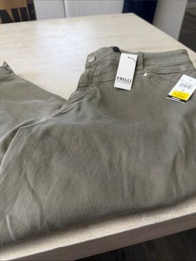 Women's Cropped Pants in Olive. Faux pockets